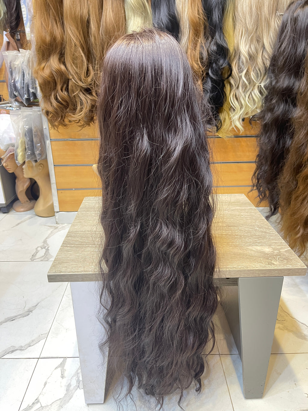 باروكة كيرلي متر بقصة طويلة - بني مسود باذنجاني