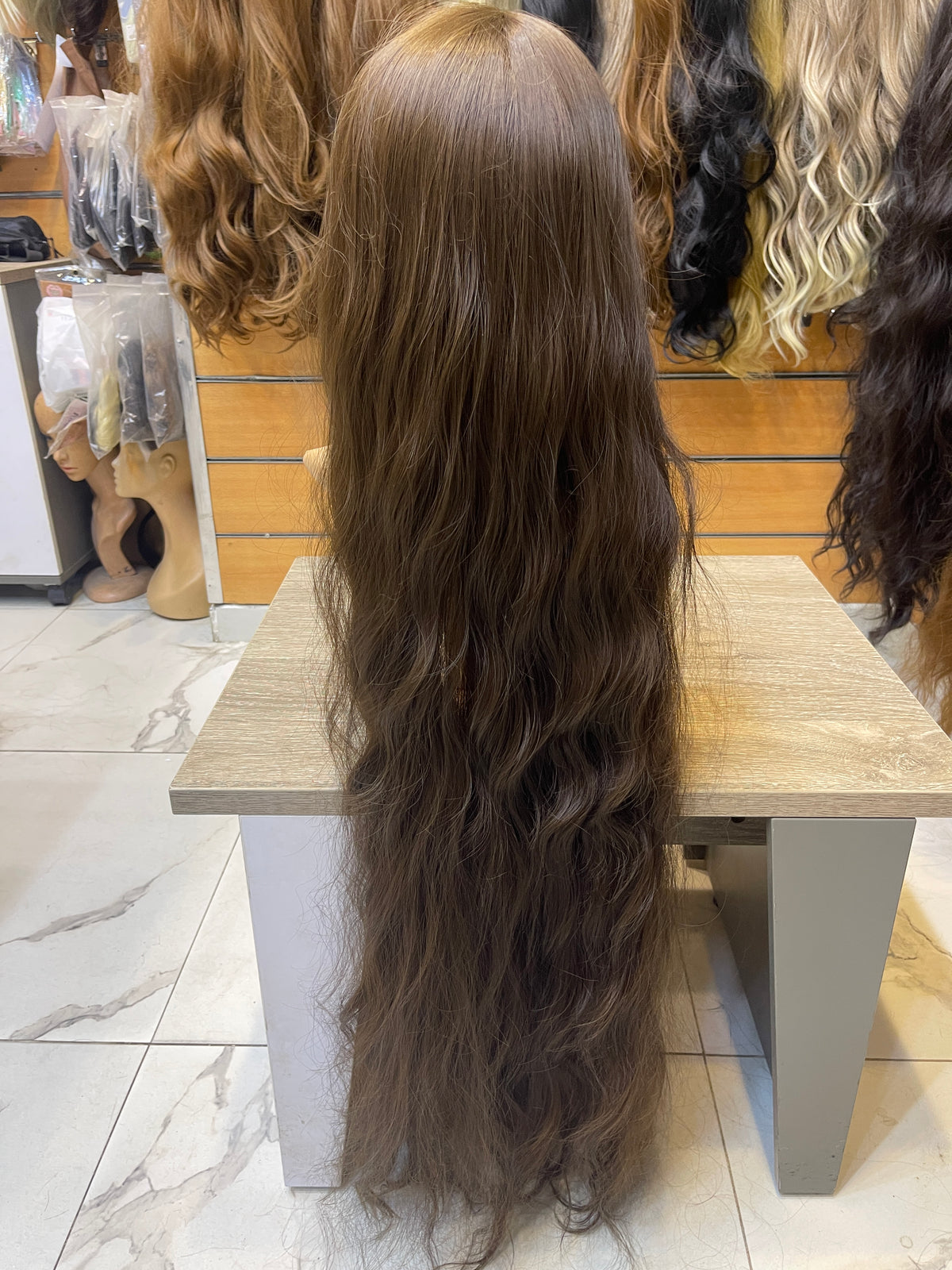 باروكة كيرلي متر بقصة طويلة - بني متوسط فاتح