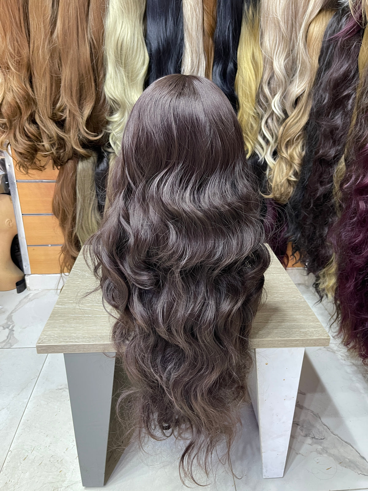 باروكة جذور تُل ببصمة رأس ويفي طويل - بني مسود باذنجاني