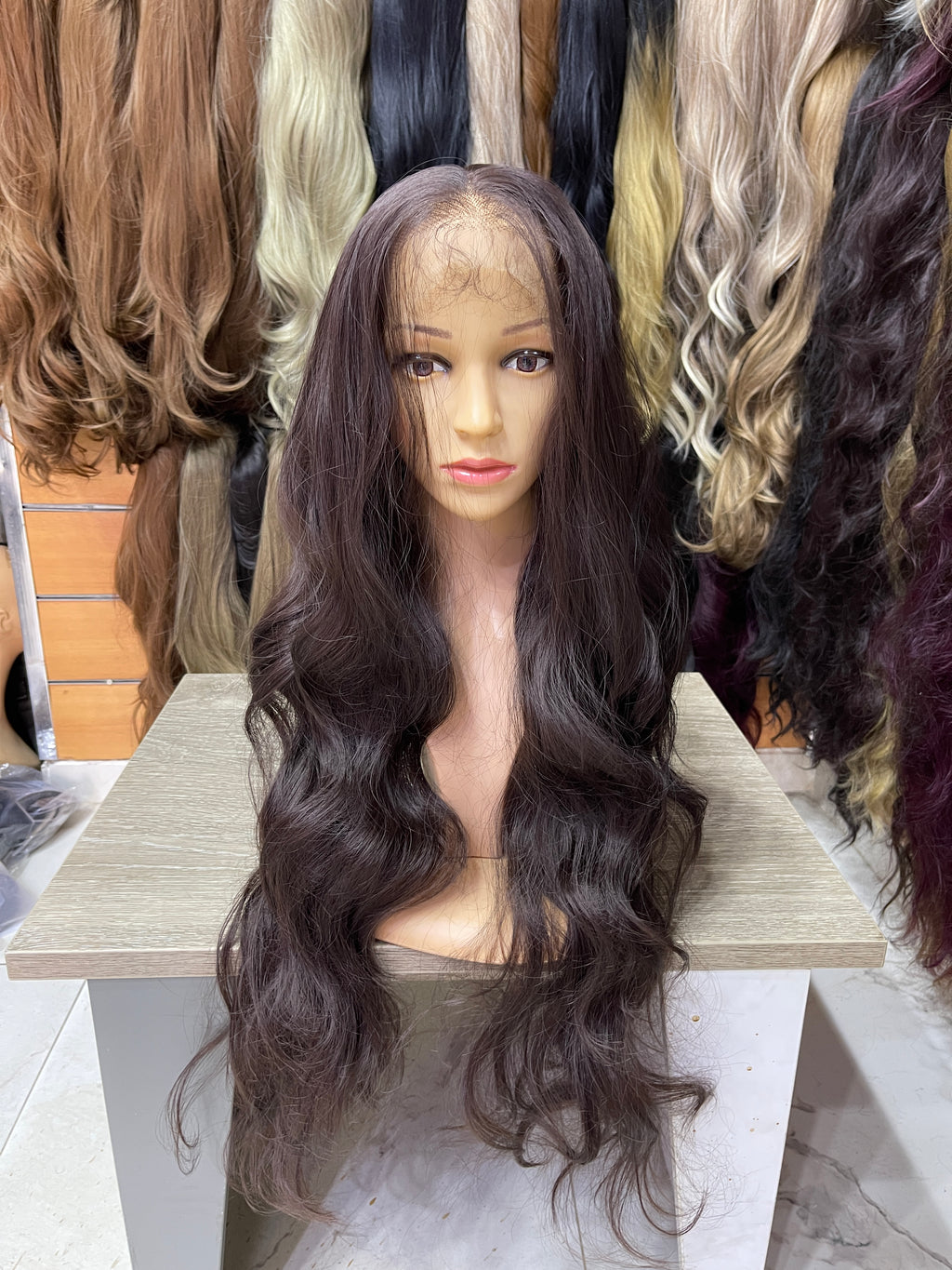 باروكة جذور تُل ببصمة رأس ويفي طويل - بني مسود باذنجاني