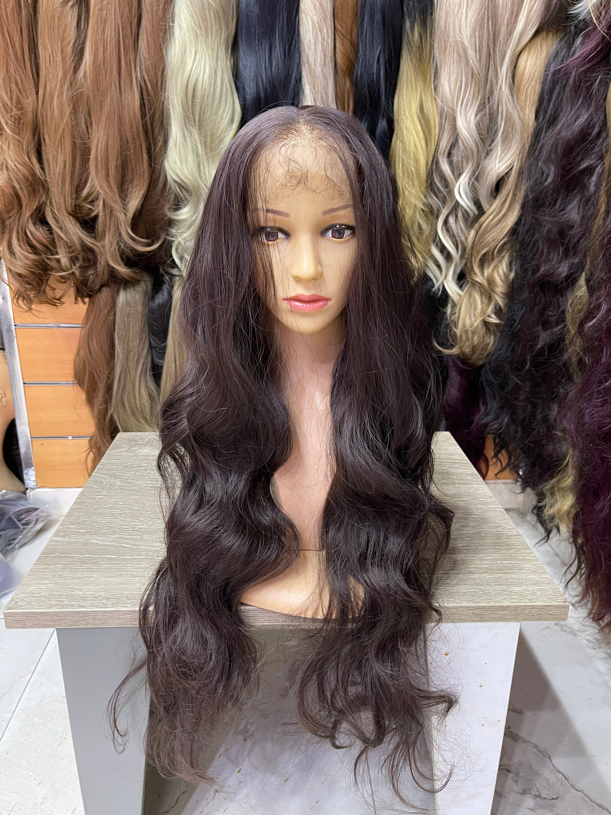 باروكة جذور تُل ببصمة رأس ويفي طويل - بني مسود باذنجاني